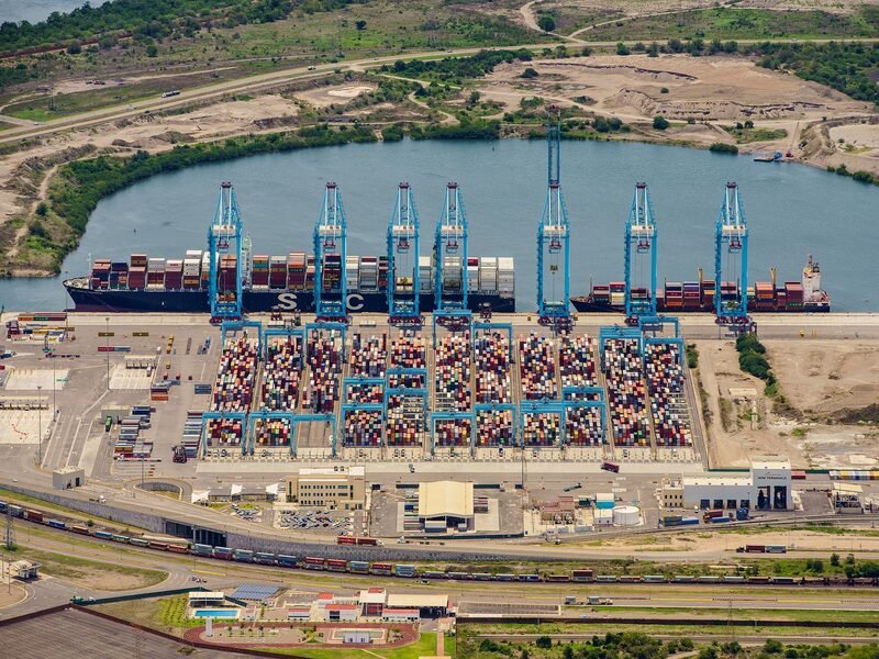 Avance moderado de carga portuaria y descenso del 3.1 en TEUs