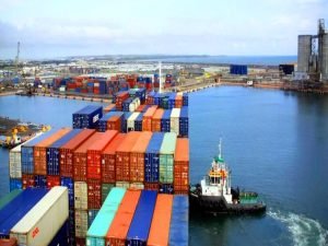 Caen importaciones petroleras mientras automotriz beneficia exportaciones