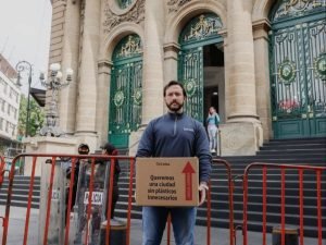 Entregan firmas en el Congreso de la Ciudad de México para regular el plástico del comercio electrónico