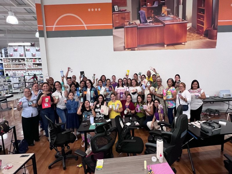Cricut y Office Depot capacitan a emprendedoras