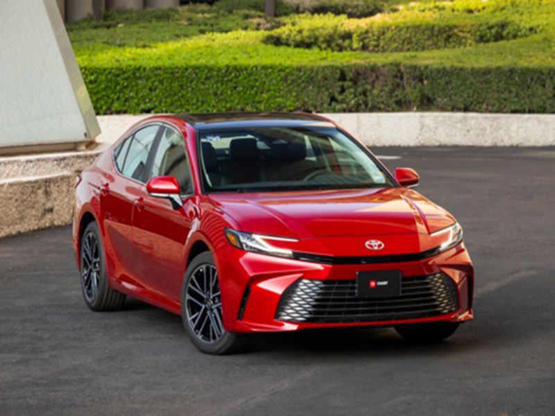 Toyota Camry 2025: renovado y totalmente híbrido