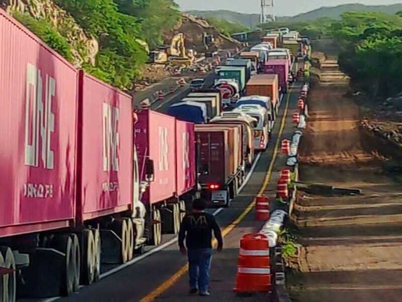 Atasco extremo en Puerto de Manzanillo por eliminación de patio regulador