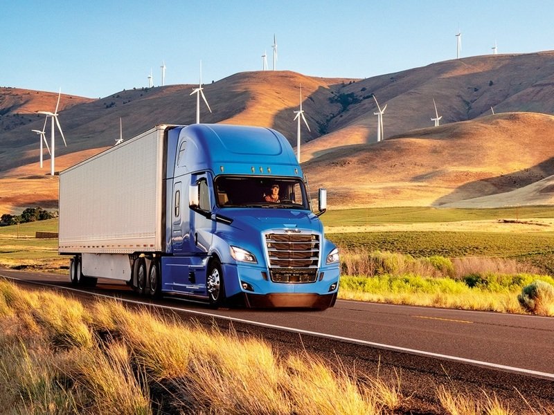 Cinco consejos para una conducción segura y eficiente con Freightliner