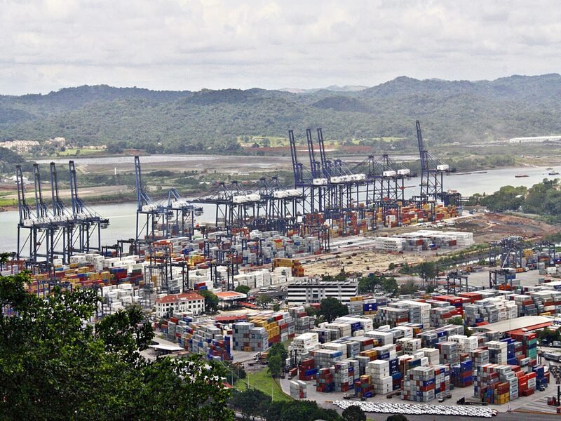 Hutchison retrasa venta de terminales en Panamá ante presión de China
