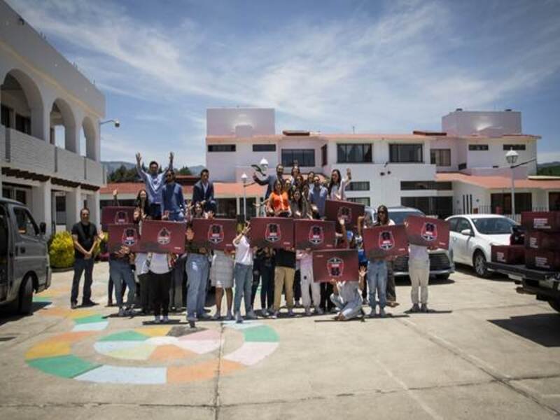 Toyota refuerza su compromiso con la educación al acercar tecnología a niñas y adolescentes